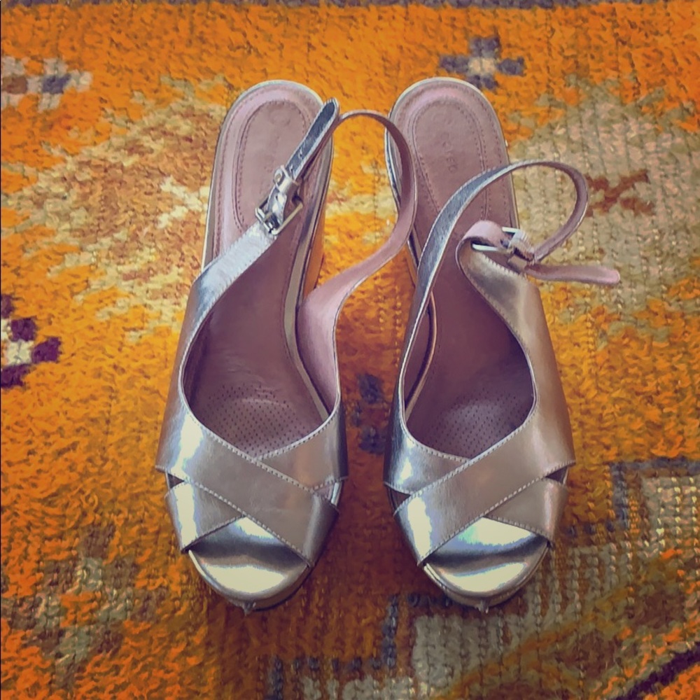 Covered wedge metallic crisscross sandal